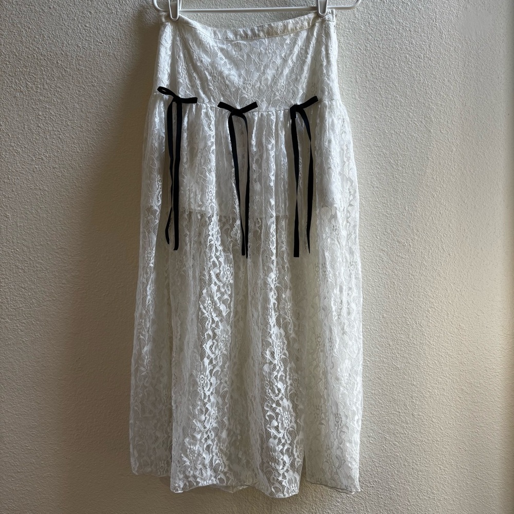 Elegant White Lace Skirt with Black Bow Accents Size 8